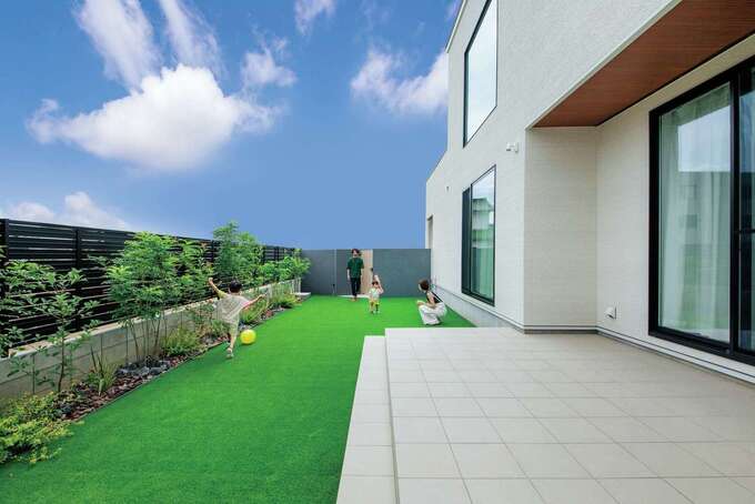 「子どもたちとキャッチボールを楽しみたい」というご主人の夢を叶えた広い庭。外からの視線を遮るため、ご主人が樹種を選んで自ら植栽を行った