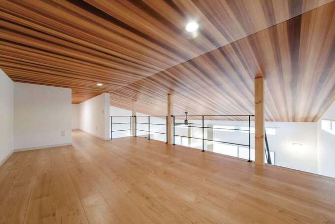 天井高1.4メートルのロフトは、趣味の空間や子どもの遊び場など、多目的に活用できる。小屋裏収納ともつながるマルチな空間だ
