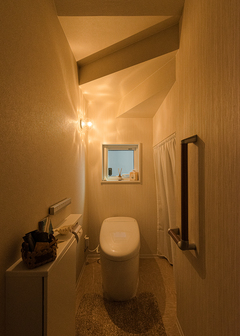 階段下スペースを活かした1階のトイレ