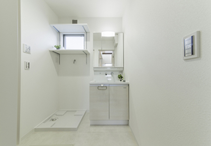 清潔感あふれる洗面脱衣室。ハイサイドライトから柔らかな光が射し込み、十分な明るさを届ける