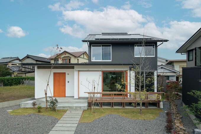 「aisuの家」は真四角の箱型プランをベースに、ユニットを足したり間取りを自由に変更して家づくりが楽しめるプラン。この大きな窓やウッドデッキも標準プランに含まれるので、無理なく夢が形になる