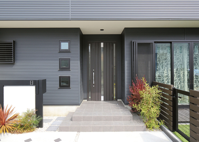 玄関へと集約していく玄関ポーチ。シンプルでも、門柱・植栽等デザイン性が光る