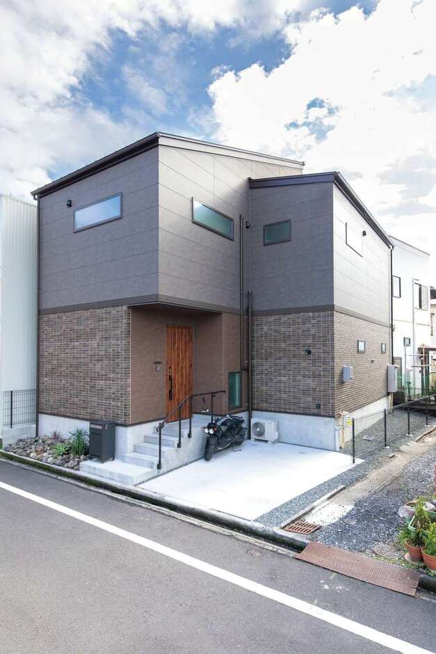 1階、2階、玄関と3種類のサイディングでデザインした外観。人の往来がある立地なので窓の位置や大きさも考慮した