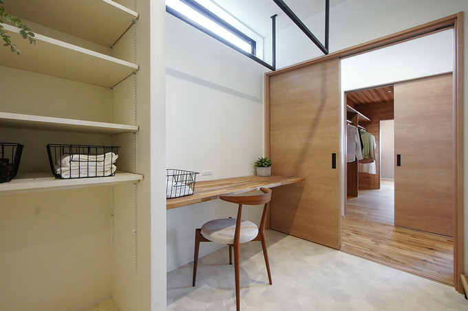 調湿性の高い珪藻土が使われたランドリールームは、「部屋干し」が日常的なライフスタイルに合わせて大きめに設計。すぐ隣にはウォークインクローゼットがあるので、片付けもスムーズだ。クローゼット内の床には、防虫効果のある杉板を使用