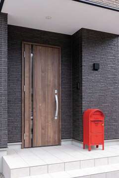 玄関ドアは、荷物を抱えたままでも楽に開けられるタッチキーを採用