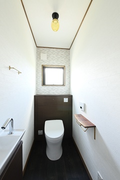 壁紙と床材で落ち着きを感じるトイレスペース。シンプルながら清潔感があり、窓から入る光で快適さを提供。【REIWA HOUSE（令和ハウス）】