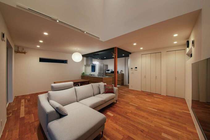 吹き抜けの開放感と木のぬくもりに包まれたLDK。収納スペースも十分確保し、空間はいつもすっきり