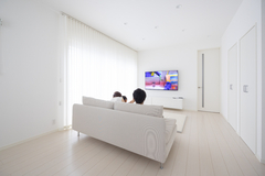 シンプルでモダンなリビングルーム。白を基調としたインテリアで、落ち着きのある空間。大きな窓から自然光がたっぷりと差し込む。