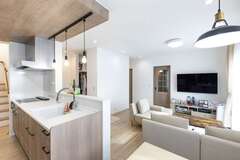 家族用の玄関から入ると、ウォークスルークローゼットへ。そこからキッチンを中心に回遊できる動線へとつながる