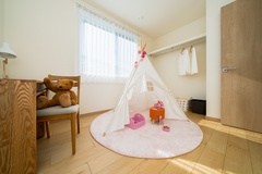 扉のないオープンクローゼットを採用。自由度の高い造りに。