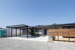 シンプルでモダンな住宅の外観。広々とした駐車スペースを備え、機能性とデザイン性を兼ね備える【トキワハウス デザイン アンド ビルド（常盤工業）】
