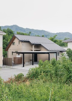 アースカラーの吹き付けが落ち着いた印象の外観