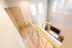 広々大きな吹き抜けに伸びるスケルトン階段。窓から光をたっぷり取り込む明るいリビングです。【秀光ビルド】