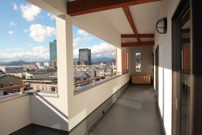 市街地を一望できる3階バルコニー。高台の立地も相まって、マンション上階から景色を眺めているかのようです。