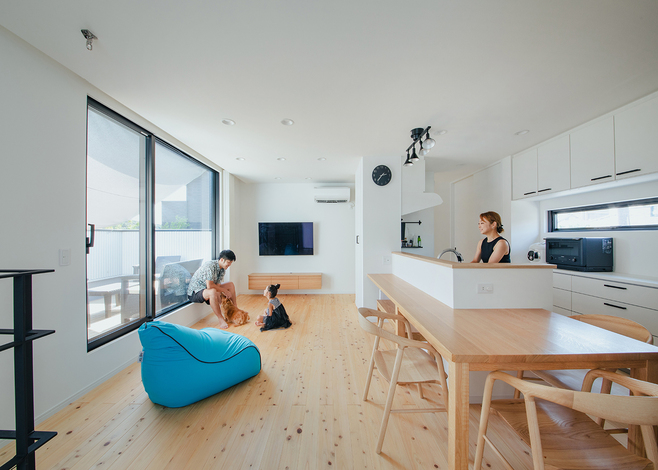 大きな窓と家具の工夫で実際の17畳のスペースよりも広々と空間を感じれらる