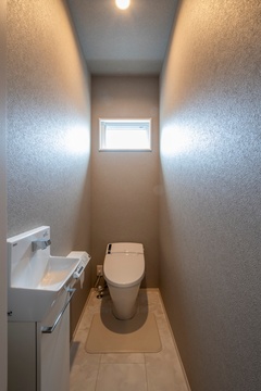 シンプルで洗練されたトイレスペース。コンパクトながらも機能的で、落ち着いた色調が心地よい空間を作り出す。【タマホーム】