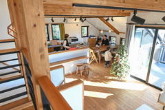 広々としたLDKは、家族が集まる心地よいスペース。大きな窓からは自然光がたっぷりと注ぎ、キッチンとダイニングが一体化した使いやすいレイアウト。