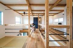 建物の中央に階段を配し、子どもがワクワク楽しめる2階ホールが実現。畳コーナーは家族のくつろぎ空間【住たくeco工房】