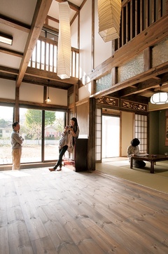 吹き抜けからも自然光が差し込み、常に開放感でいっぱいのLDKは、和室とつなげれば25畳の広さになる。夕暮れ以降は、和紙照明からこぼれる明かりが幻想的な雰囲気を醸し出す。Uさんのご両親も、ここでゆったりくつろいでいるそう【Milky House】