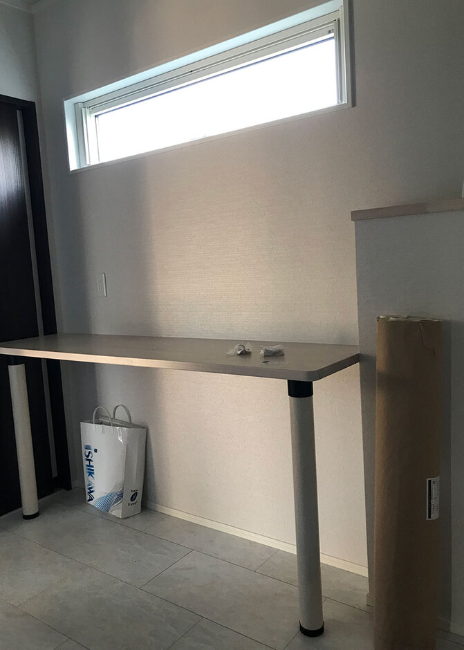 室内干しができる家事室には、洗濯物をたたむなど、ちょっとした作業をするためのカウンターも