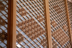 伝統的な組子建具。職人技が光る精巧なデザインで、リビングに自然な光を優しく取り込む。【櫻 工務店】