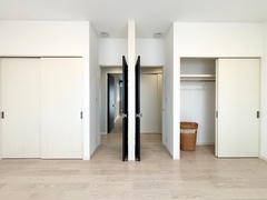 将来的に２部屋に分けられるよう、２つのドアを設置した大空間。ライフスタイルの変化に柔軟に対応でき、将来的にプライバシーを確保できます。今だけでなく、将来も安心してお住まいいただけます。【ミサワホーム静岡　三島支店】