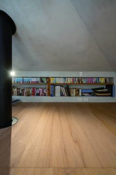 屋根裏の中央部分にあたる2階には、ブックシェルフを設けてライブラリーに