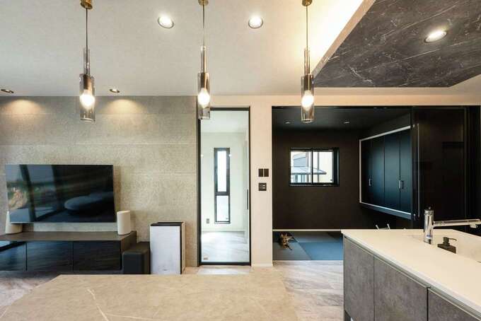 スタイリッシュでモダンな雰囲気にコーディネートしたLDK。透明ガラスのリビングドアを採用したことで視線が抜け、より開放的な空間に