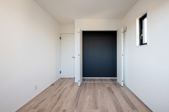 仕事部屋は、いま流行りのコンパクトな広さに仕上げた作業に集中できる空間【irohaco（アヴァンス）】