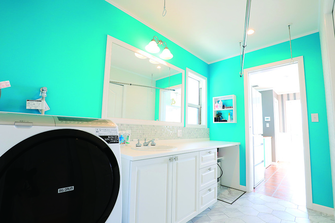 並んでゆったりと使えるように洗面化粧台を造作した洗面脱衣室。隣はキッチンで家事動線がコンパクトだ