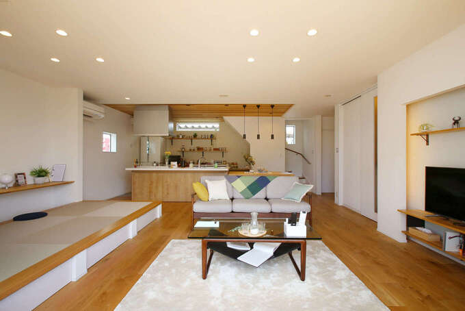 従来の木造住宅の概念を超えた6m×6mの大空間リビング。ソファ以外でも寛げるように設置した小上がりの畳コーナーは、子どもたちのスタディコーナーにもなる