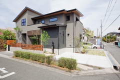 落ち着いた色合いとシャープなラインが特徴の住宅の外観。モダンなデザインで周囲の街並みとも調和している。【ビーバーハウス】