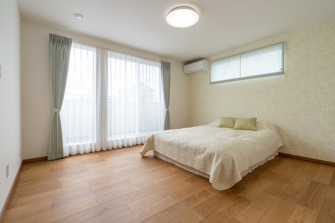 寝室は淡いグリーンベースのクロス。緑は『安心・安らぎ』を与えてくれる色なので寝室にもピッタリです。