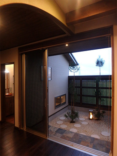 リビング・お風呂・玄関ホールから望めるお庭はUさん一番のこだわりポイント。低すぎず、高すぎない格子は外からの視界を遮りながらも青空や緑を感じることができる