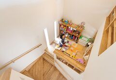 ご主人の憧れのスキップフロア。長女のおままごと道具などは、全てここに集められていて、あちこちに子どものおもちゃが散乱! ということもなし