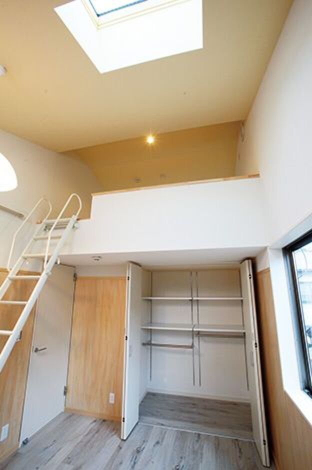 2階の子ども部屋は、勾配天井を活かしてロフトと天窓を