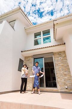 見学会で見た家で気に入って取り入れたテラス。リビングから見た時の開放感も抜群