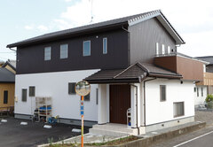 ダークなブラウンと白のツートンカラーは、ご夫婦共通の好み【片山建設】