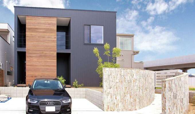 屋根には太陽光発電パネル6.3kWを、外壁内側には断熱効果の高いパネルを設置した高性能住宅