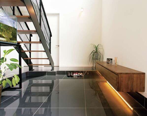 10畳の玄関ホール。白と黒のコントラストが美しい