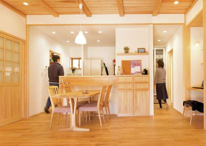 便利な2WAYキッチン。キッチンには、両脇からアクセス可能。写真右には勝手口とウォークインクローゼット、左には洗面室、浴室などとつながっていて、使い勝手のいい動線になっている