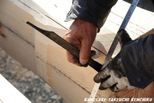 棟梁のコラム「ひのきの七寸通し柱」：標準の３倍の強度！太い柱で地震の揺れから家を守る！