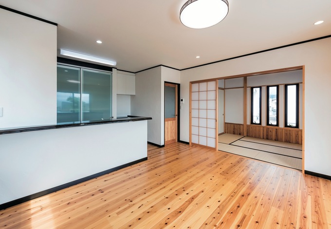 16.5畳のLDK。無垢の床材と塗り壁の自然素材が優しい印象。使いやすい収納や造作、和のテイストが随所に