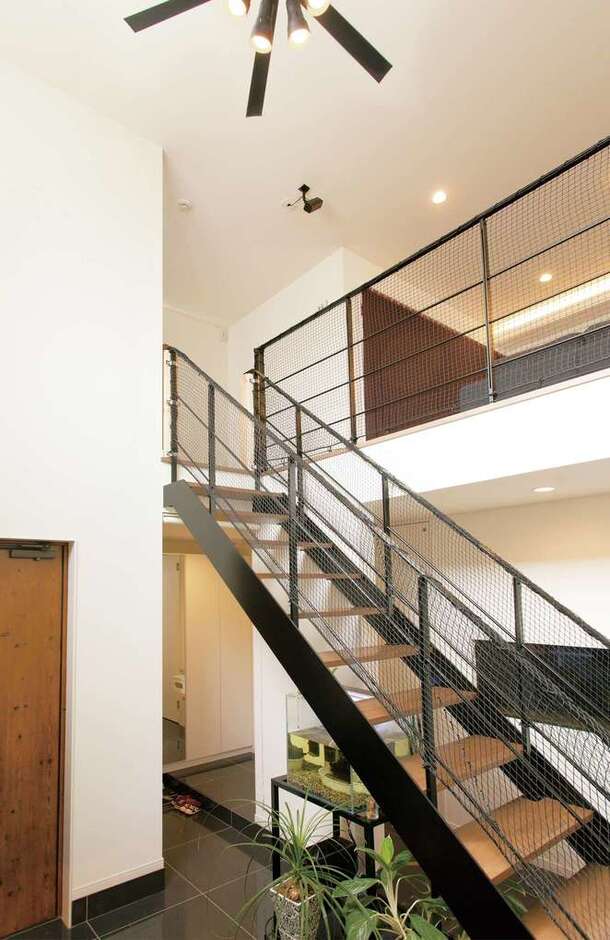 玄関ホールからの風景。1階にはプライベートルームを集合