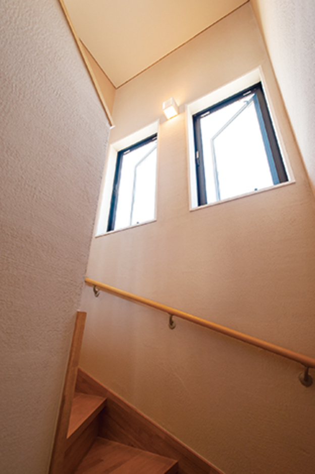 風上に窓を開いてしっかりキャッチ 建物北側、階段の途中に設けられた窓は、西からの卓越 風を採り込むウインドキャッチャーの働き。窓の種類も吟 味されている。