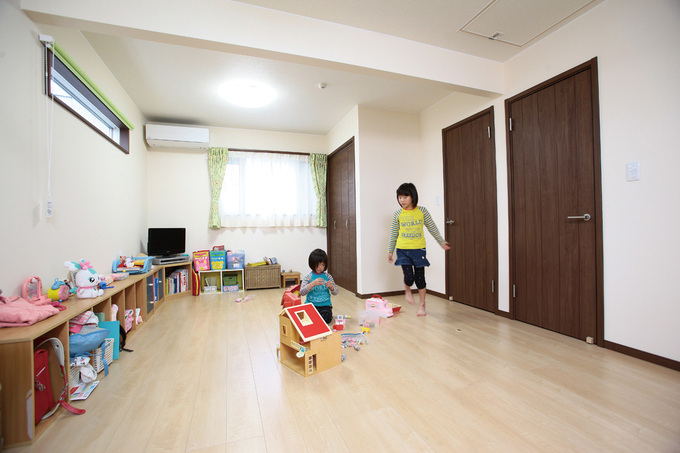 仲良し姉妹の部屋。小学生のうちは勉強はリビングでというのが奥さまの方針