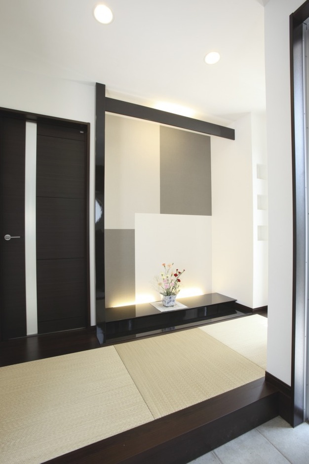 畳敷きの玄関。外観とのギャップに誰もが驚くそう。