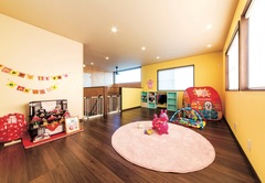 子どもが小さいうちは広々と遊べる空間を確保。将来は分割して個室にする予定【ホームプラザ大東】