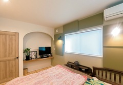 パネルを配して個性的に仕上げた寝室の壁面。テレビボードは奥さまのDIY【三和建設】