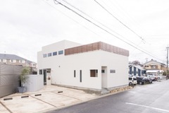 スタジオを併設した外観。白を基調としながら、木の色目がアクセントに。飽きのこないスタイル